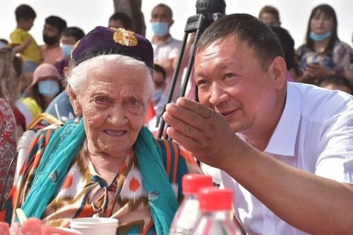 알리미한 세이티 할머니의 2020년 134세 생일 모습. <환구시보 인터넷판 캡처>
